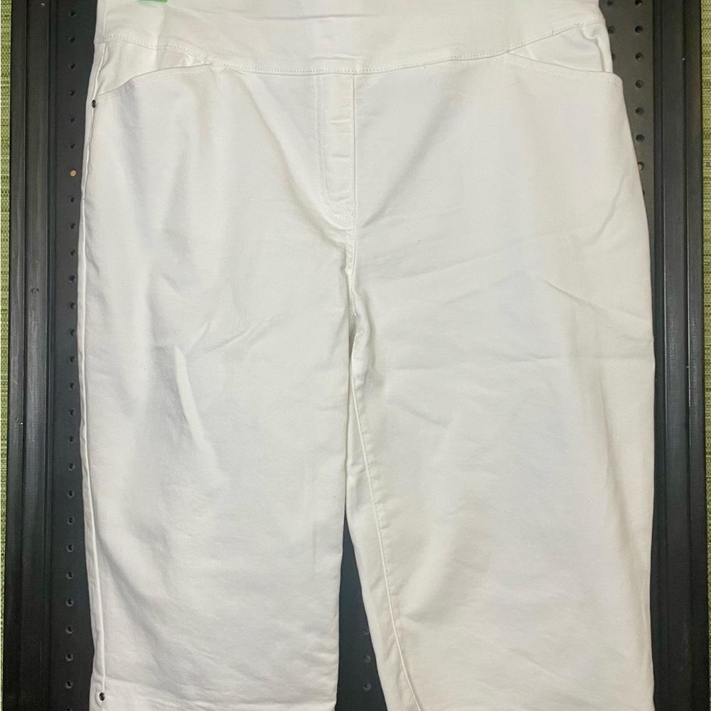 White Bermuda Shorts with Clean Design and Knee-Length Fit